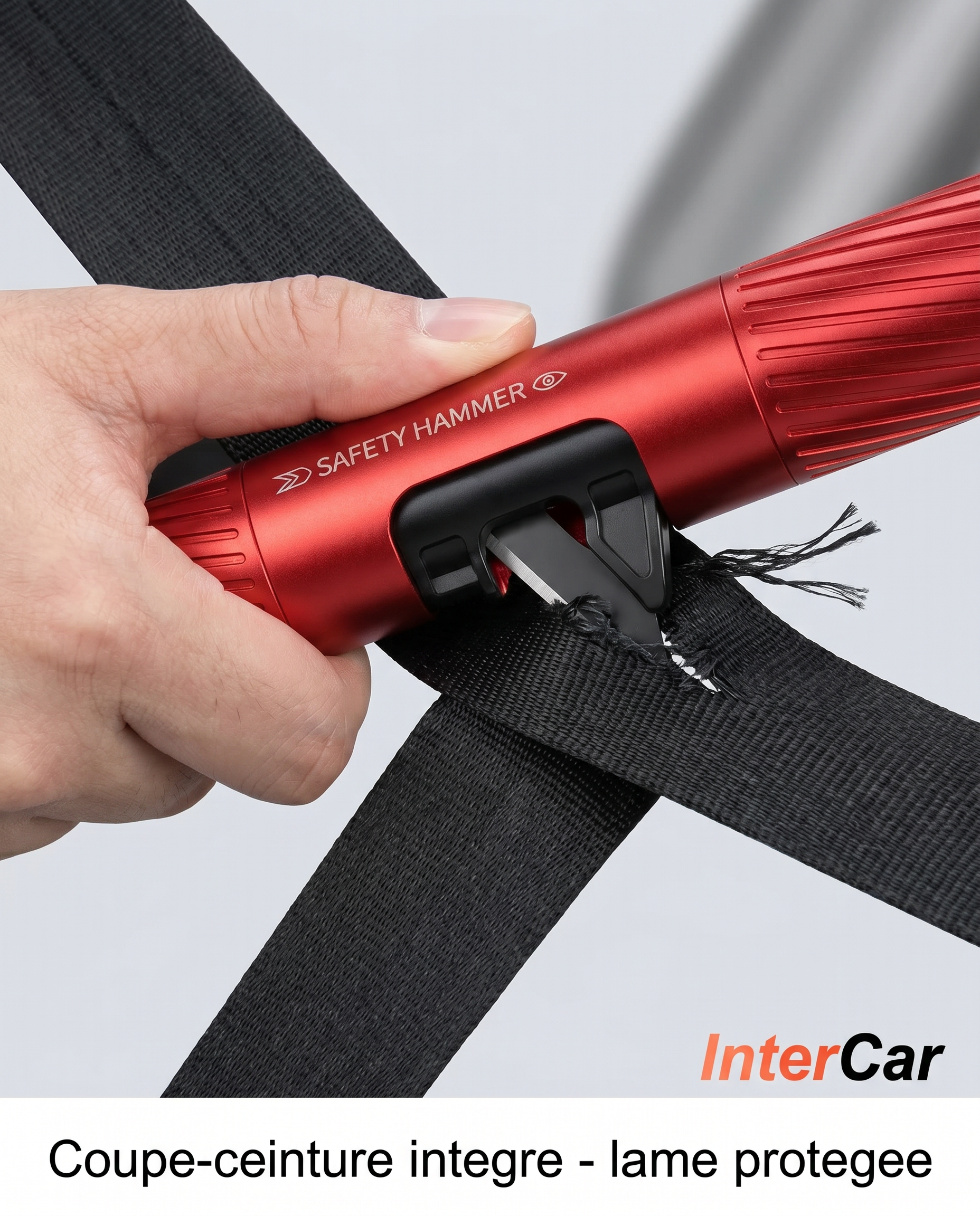Coupe-ceinture en action : la lame tranche la sangle de la ceinture de securite