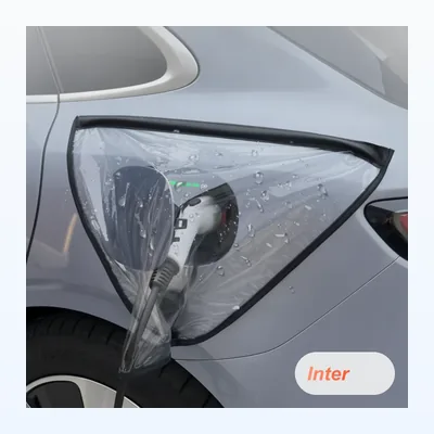 Protection pluie magnétique transparente InterCar posée sur la trappe de recharge d'une voiture électrique branchée